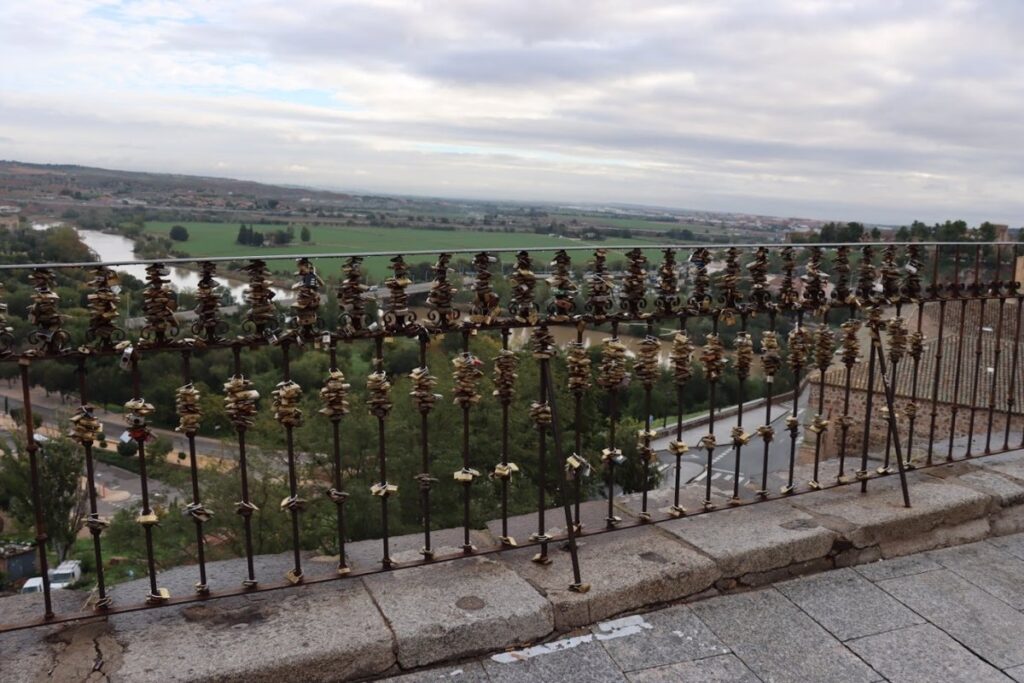 Retiran los candados colocados en la Cuesta de las Armas de Toledo por los daños que pueden ocasionar al patrimonio