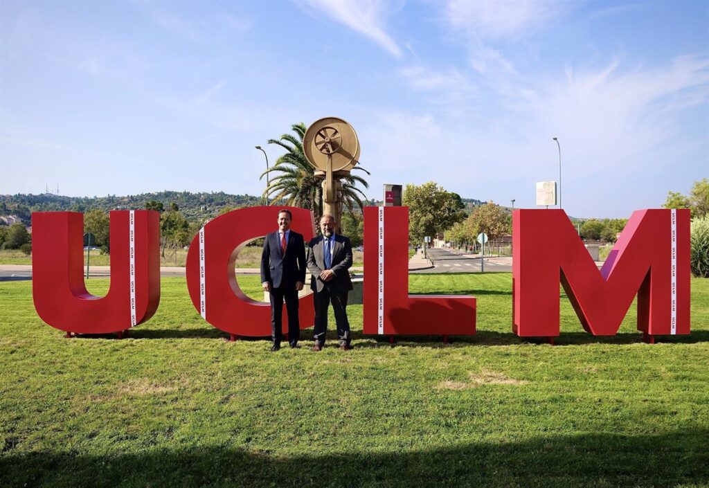 Toledo da la bienvenida a sus primeras letras gigantes de la UCLM, situadas en la Vega Baja, "un lugar emblemático"