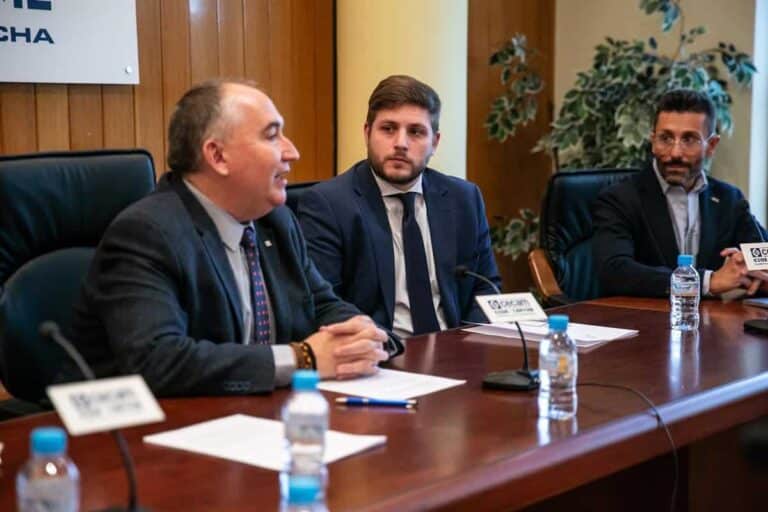 El encarecimiento de los combustibles y la descarbonización, principales retos del transporte en 2024 según Fetcam