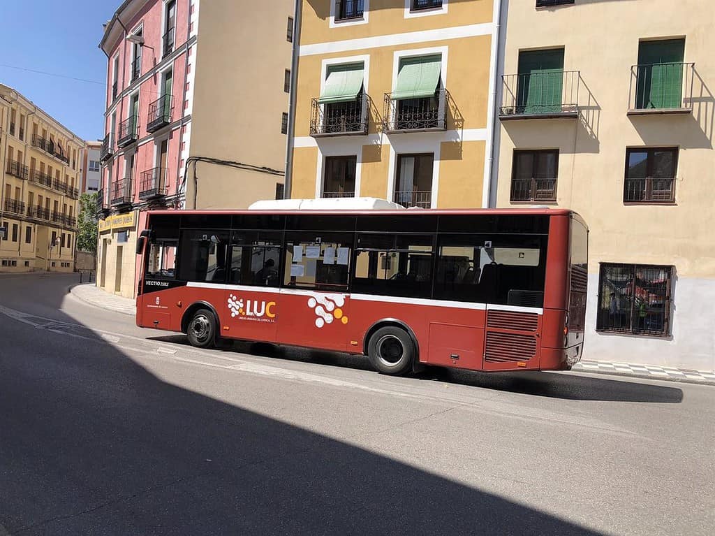 Cuenca en Marcha pide que los autobuses eléctricos, "adquiridos y ahora parados", empiecen a funcionar