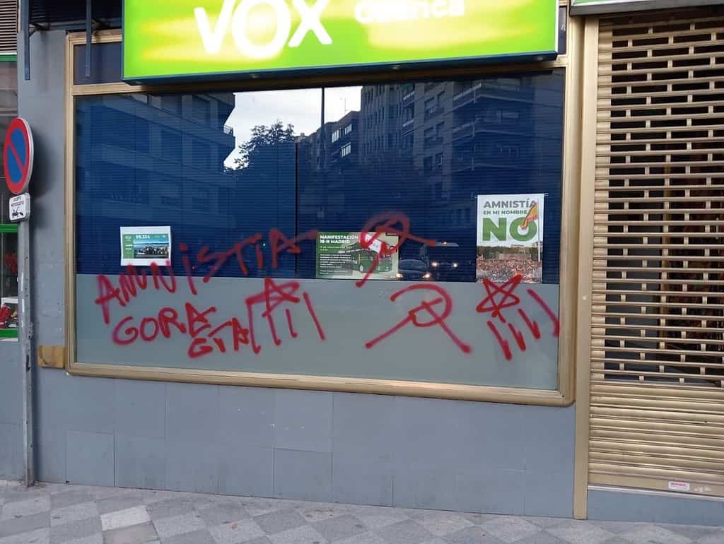 La sede de Vox en Cuenca amanece con pintadas a favor de la amnistía y el PSOE condena los actos vandálicos
