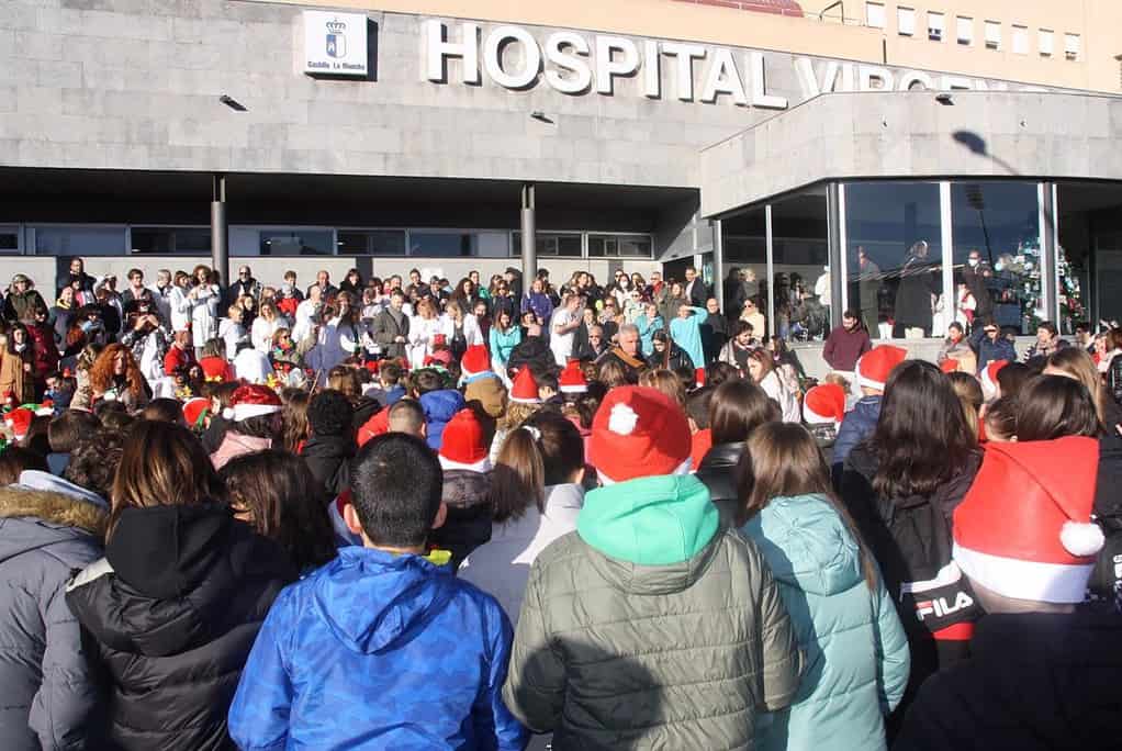 Cerca de 300 alumnos del CEIP Fuente del Oro realizan una visita navideña al Hospital Virgen de la Luz de Cuenca