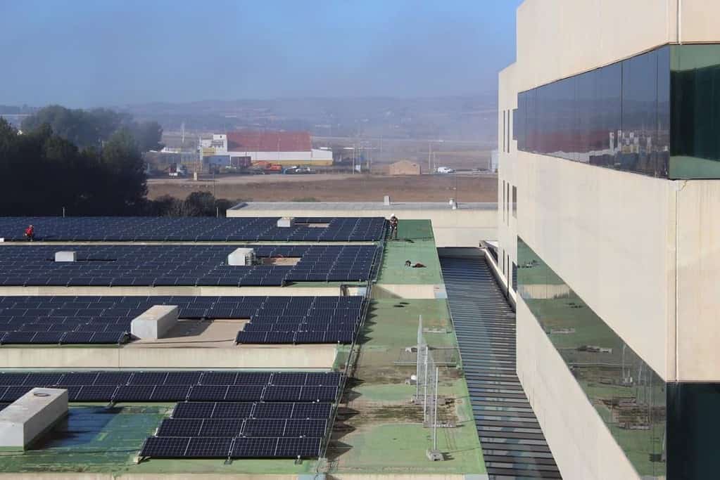 El hospital de Almansa autoproducirá el 20% de su consumo eléctrico tras finalizar su instalación solar fotovoltaica