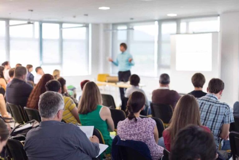 Educación invita al profesorado de C-LM a inscribirse en las 15 acciones formativas que ofrecerá el próximo semestre