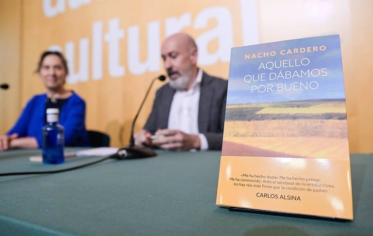 Cardero presenta en Guadalajara 'Aquello que dábamos por bueno', un "grito" ante la caída de las "columnas" de la vida