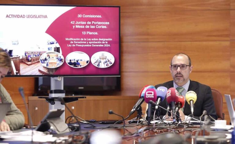 El inicio de la XI Legislatura deja 30 comisiones, 13 plenos y 27 intervenciones del Consejo de Gobierno en las Cortes