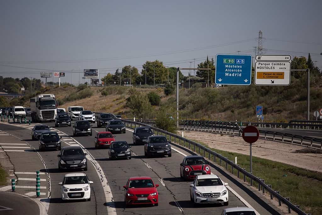 Se registran retenciones en carreteras Barcelona, Madrid o Toledo al inicio del puente de la Constitución
