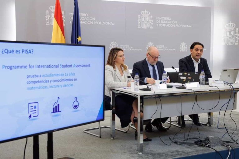 Educación apuesta por un acuerdo social sobre uso de móviles en colegios antes de que "las cosas se vayan de las manos"