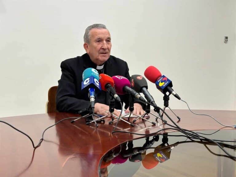 El obispo de Ciudad Real deja claro que bendecir "no significa aprobar la unión de dos personas del mismo sexo"