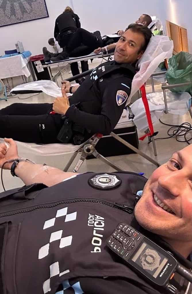La Policía Local de Albacete colabora anima a la donación de sangre en la campaña 'La ilusión la repartes tú'