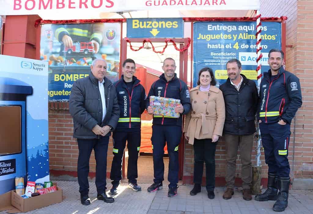 Bomberos de Guadalajara ponen en marcha una recogida de juguetes y alimentos hasta el 4 de enero