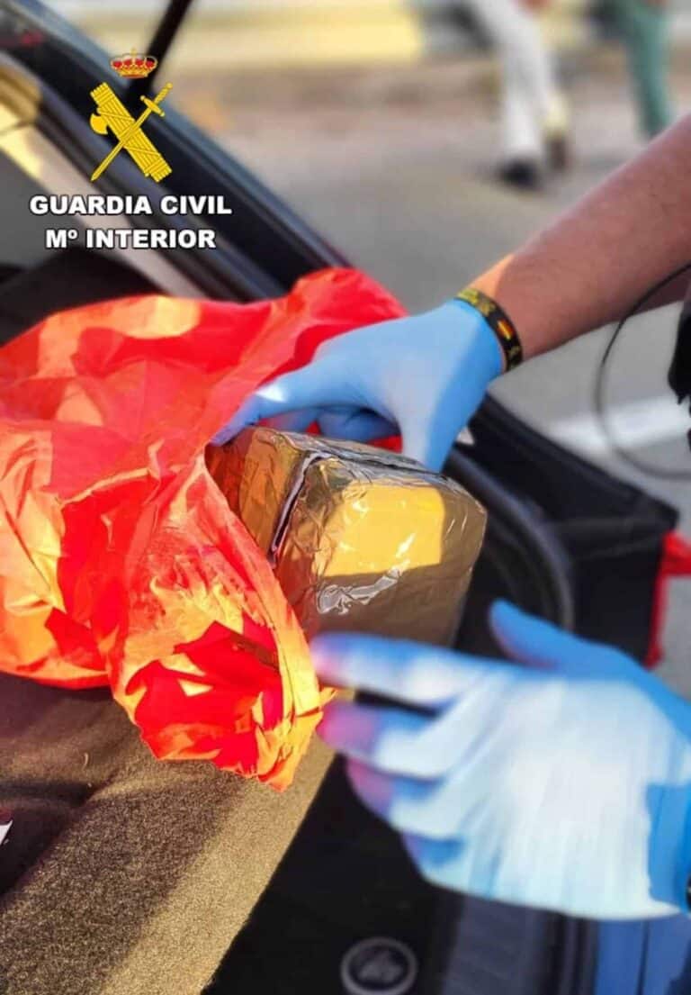 Detienen a dos hombres en Chinchilla de Montearagón cuando transportaban en un coche dos kilos de hachís