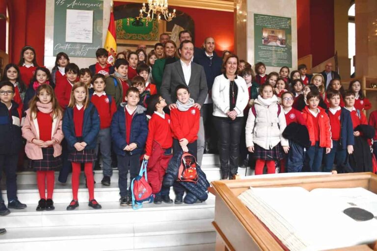 Cedillo y Velázquez homenajean a la Constitución junto a estudiantes de Toledo a quienes piden unidad y salvaguardarla