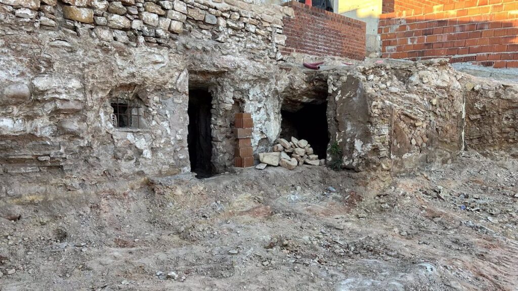 Las obras de accesibilidad de la Sierra dejan al descubierto una típica casa-cueva del Albaicín de Campo de Criptana