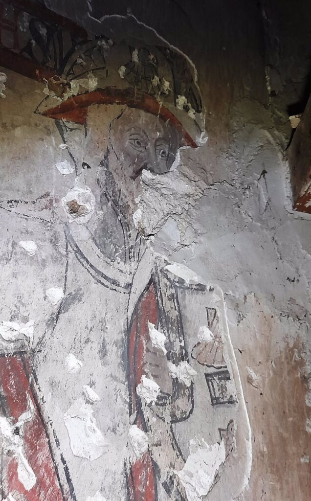 Hallan un conjunto pictórico mural bajomedieval en la iglesia de Arcicóllar (Toledo)