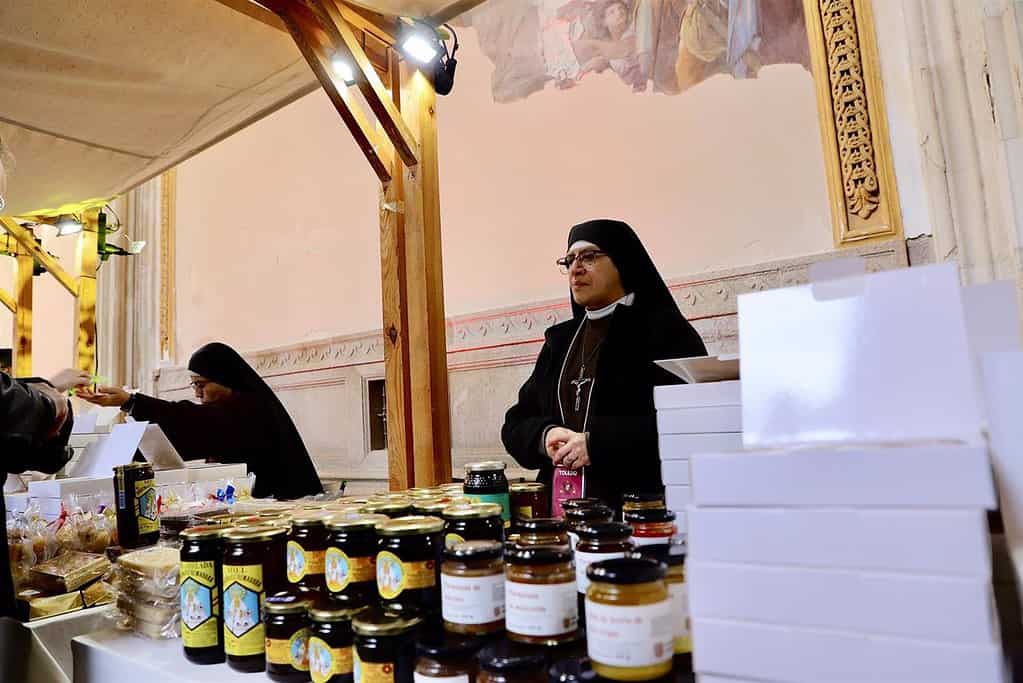 Hasta ocho congregaciones religiosas de Toledo muestran sus dulces en la feria que acoge la Catedral hasta el domingo