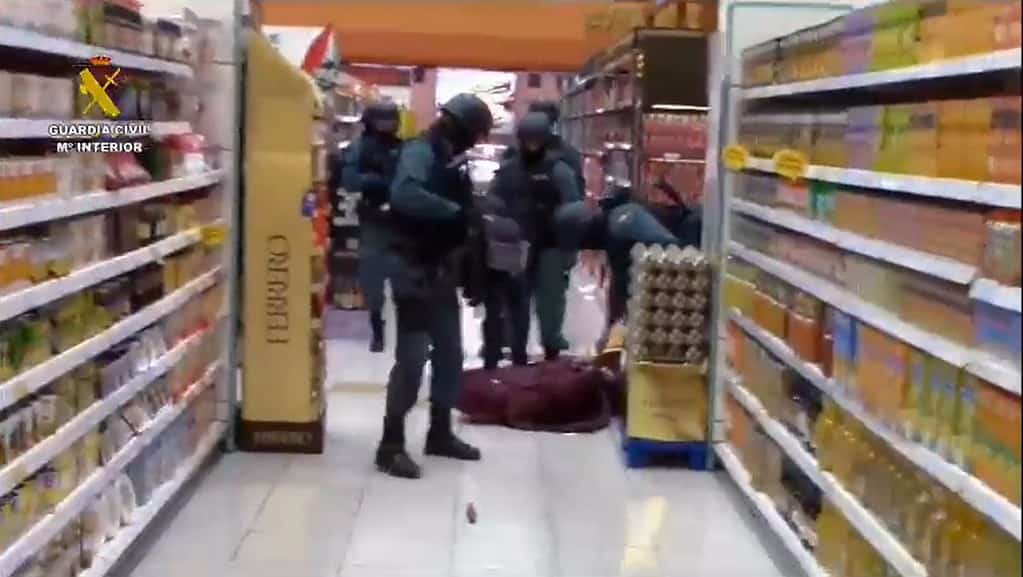 La Guardia Civil realiza un simulacro de atentado terrorista en el centro comercial Puerta de Toledo de Olías del Rey