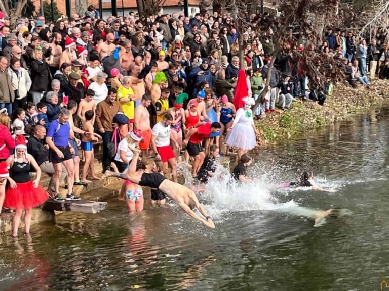 Los vecinos de El Robledo (Ciudad Real) despiden 2023 con su tradicional baño en las aguas del río Bullaque