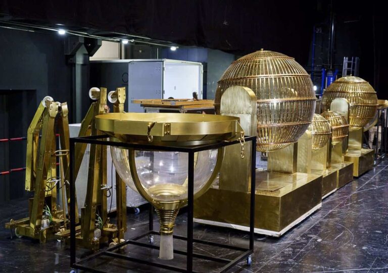 Los bombos y el resto de elementos del Sorteo Extraordinario de Navidad aguardan en el Teatro Real Madrid
