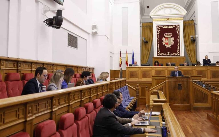 La censura de la obra de teatro en Quintanar y los acuerdos de Sánchez se cuelan en el debate de presupuestos de Cortes