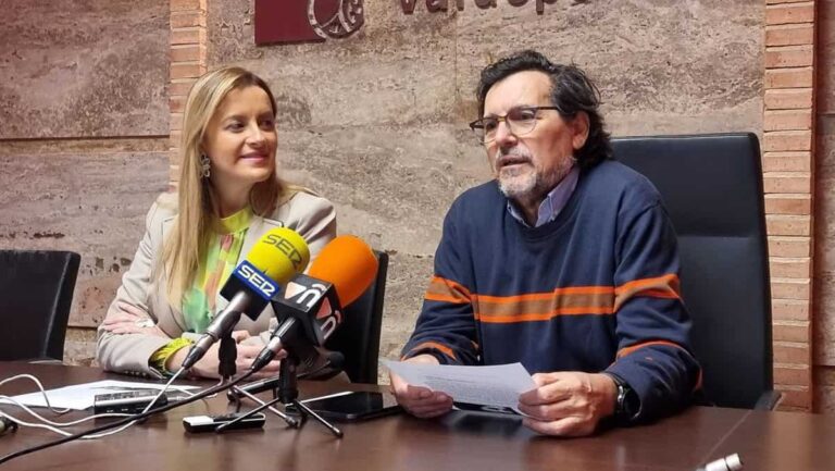 Ernesto Carrión se alza con el XLII Premio Internacional de Poesía Juan Alcaide con 'Asia en el pelo'