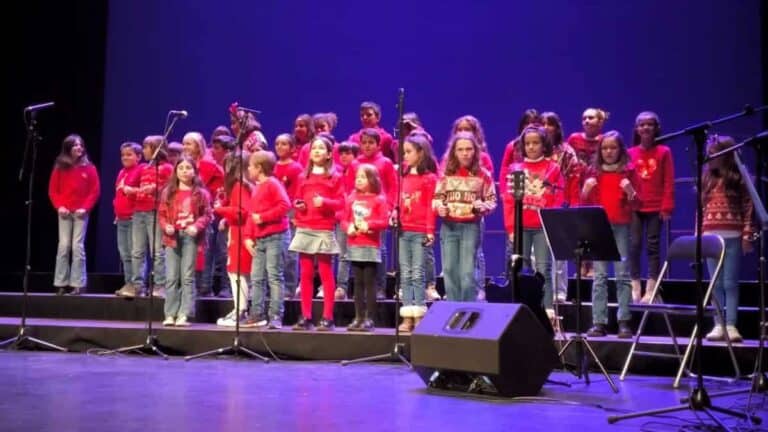 El Festival benéfico de Navidad de la AECC en Ciudad Real registra un lleno en el Teatro Quijano