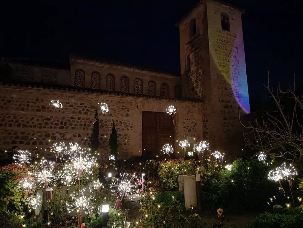 Este lunes se inaugura el mercado navideño del toledano Jardín de San Lucas con más de mil bolas de iluminación