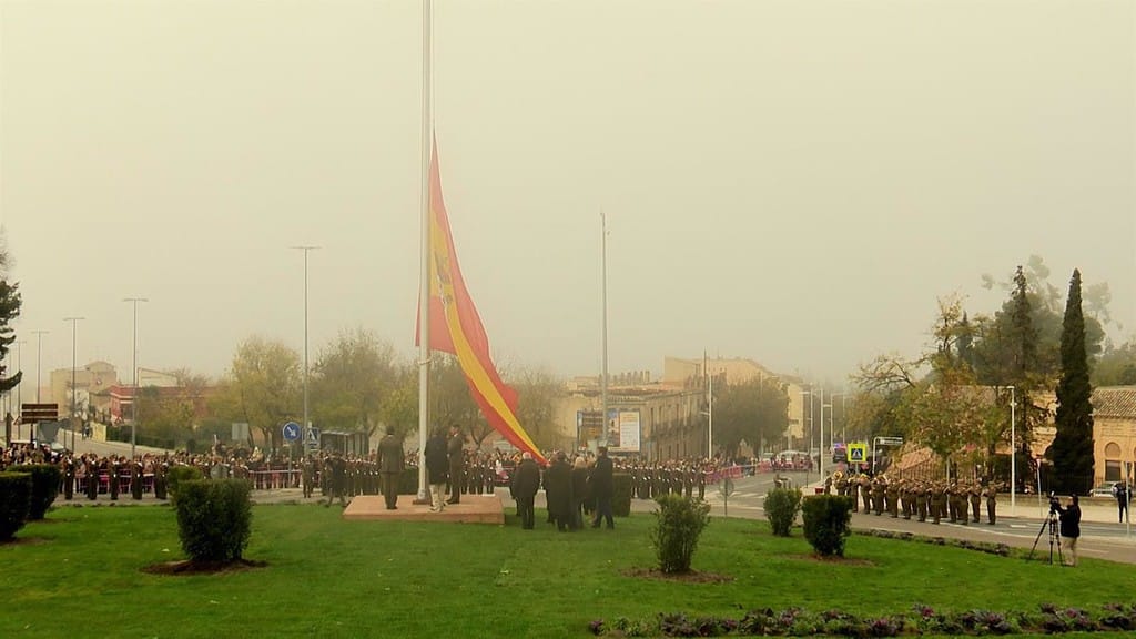 Cientos de personas arropan el acto cívico militar de izado de bandera en Toledo en presencia del JEME