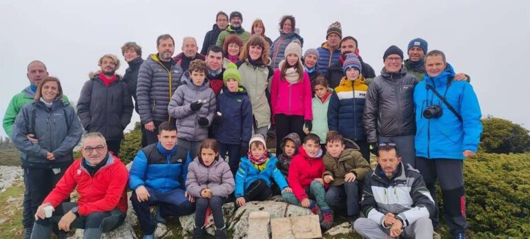La Asociación de Montaña Dolomía subirá este sábado a colocar su Belén de Piedra en la cumbre Mogorrita