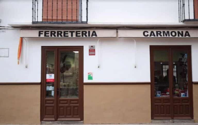 Ferretería Carmona supera el siglo de vida en Almagro con la misma bombilla alumbrando su entrada los últimos 65 años