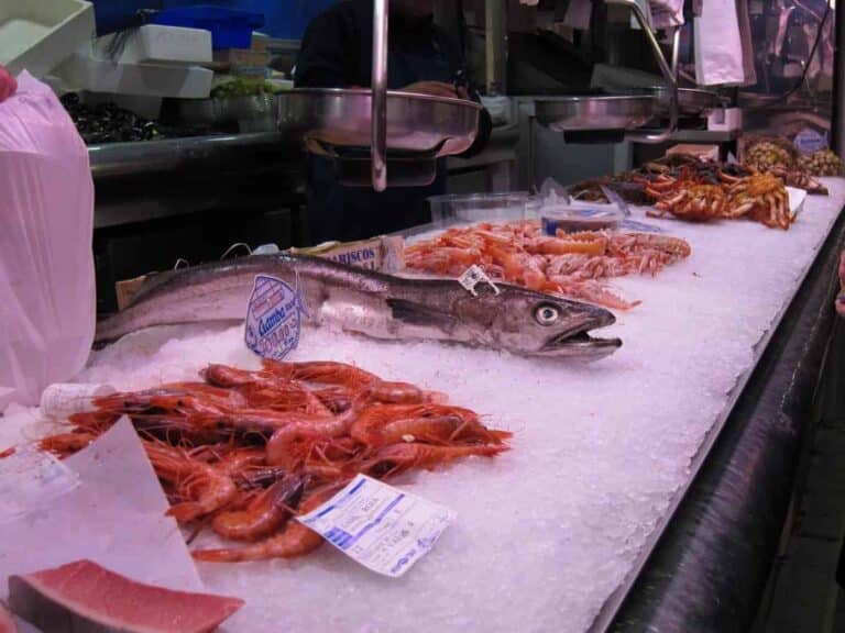 Las almejas, el besugo, la lombarda y el pavo, los alimentos que más suben de la cesta de Navidad, según la OCU