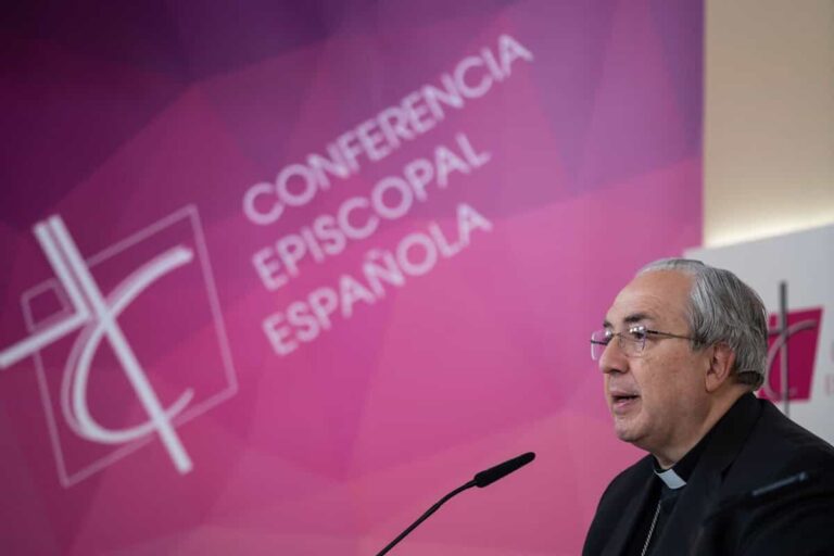 La Conferencia Episcopal delega en cada obispo la forma de proceder tras la autorización para bendecir a parejas gays