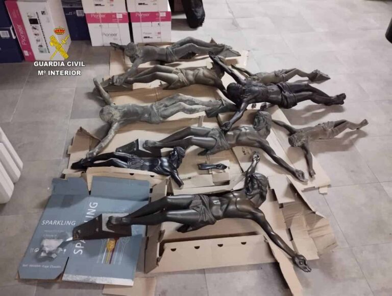 Detenidas tres personas por robar en los cementerios de Borox, Seseña y Pantoja más de 30 crucifijos