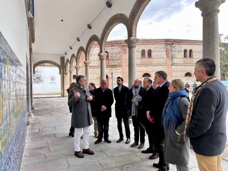 Reabierto al público el pórtico de azulejería de la Basílica de El Prado de Talavera tras su restauración
