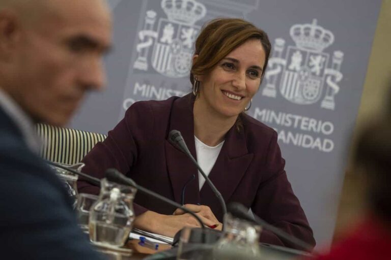 Sanidad convoca antes de Navidad a las CCAA a un Consejo Interterritorial para tratar las listas de espera