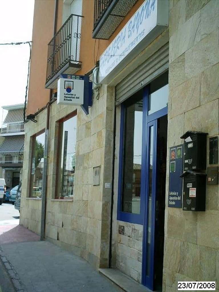 Empleadas del Mercadona, entre los agraciados con el 86.007 que ha vendido 672 décimos en Seseña (Toledo)