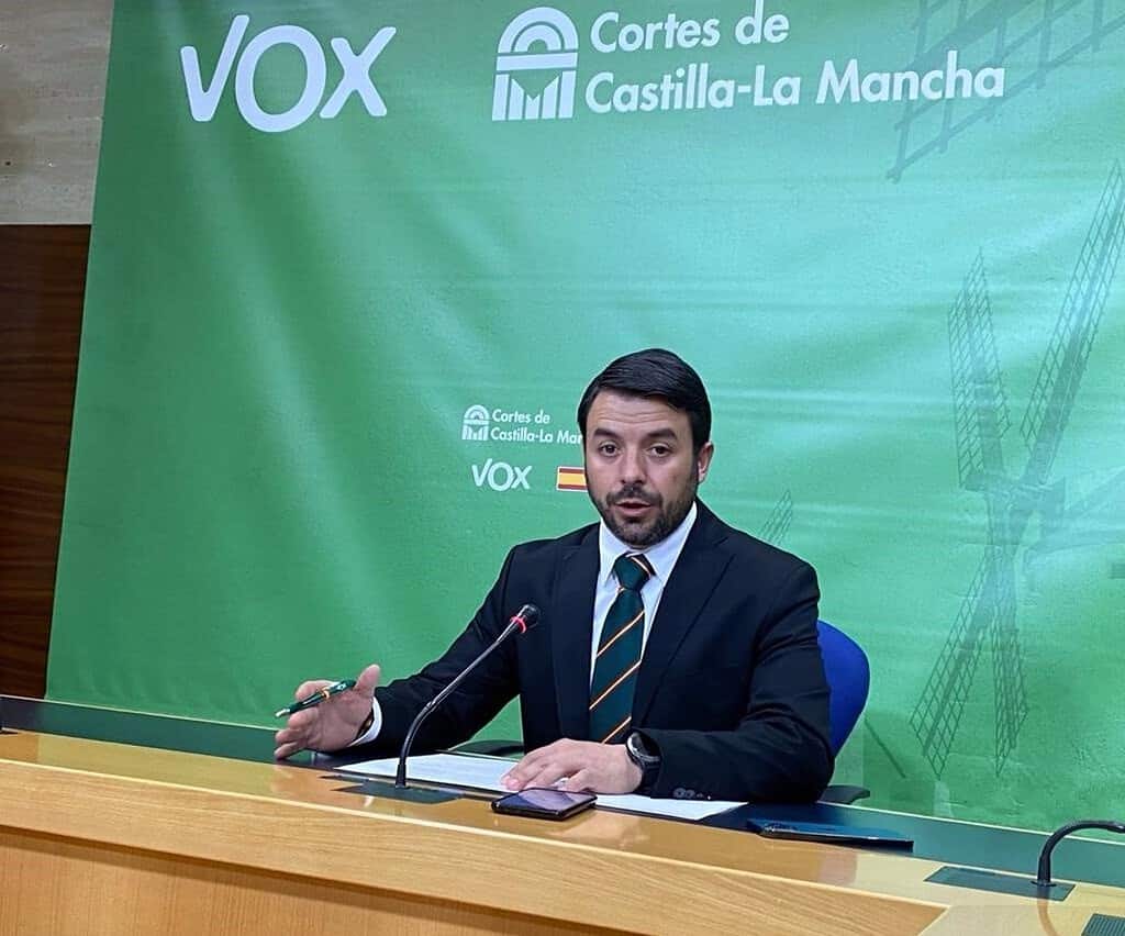 Vox se ausentará de acto de la Constitución en las Cortes de CLM por no estar con el PSOE, a quien acusa de "pisotearla"