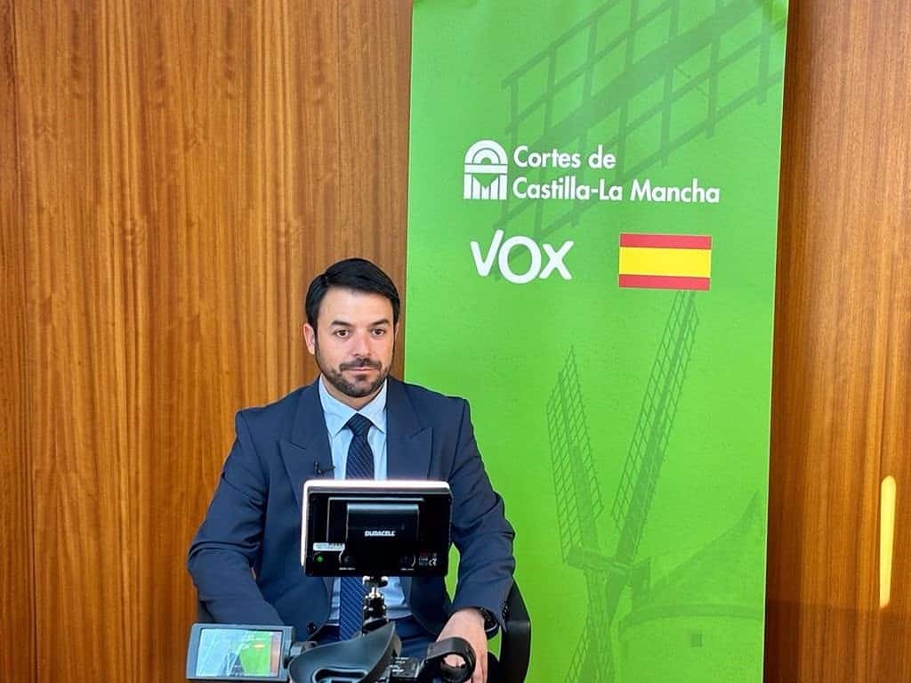 Vox defiende su trabajo parlamentario en CLM, rechaza la mudanza de las Cortes y critica la "esterilidad" de los debates