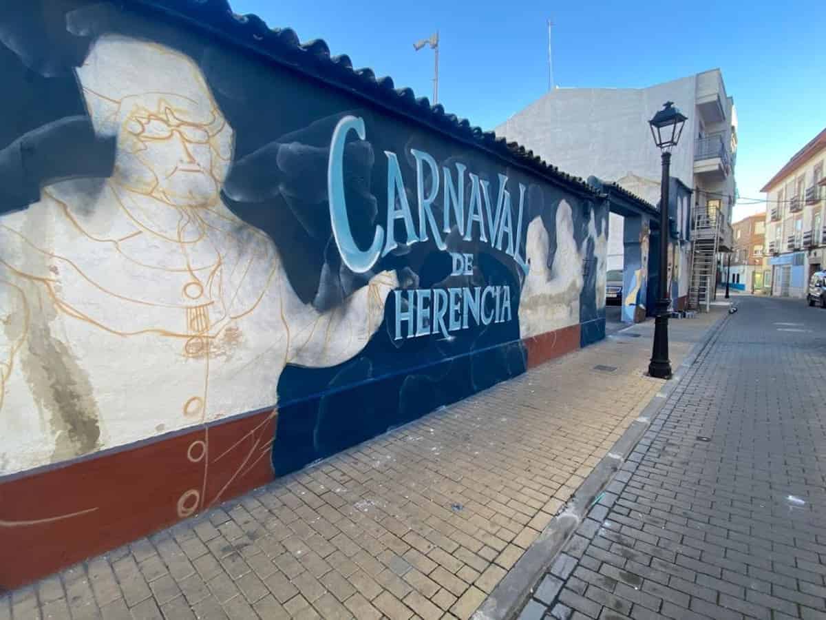 El Carnaval de Herencia protagonista del nuevo mural en la zona centro 1