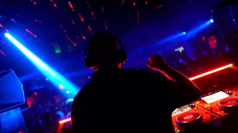VÍDEO: 808 Radio sopla 14 velas como referente de la música electrónica toledana en un pase con Svreca como aliado