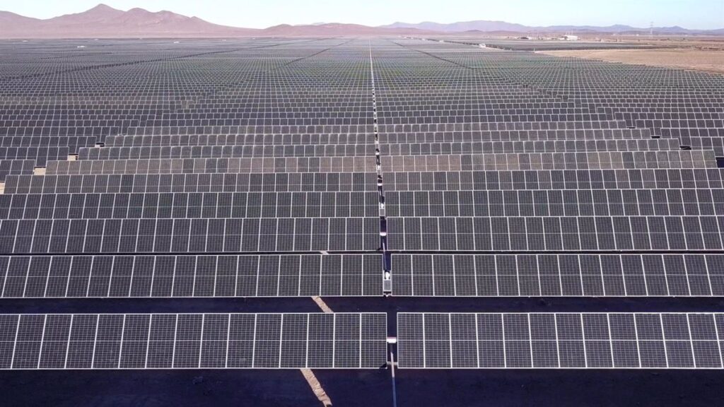 Acciona Energía completa en Cuenca su primera planta híbrida eólica y solar de 29,4 MW