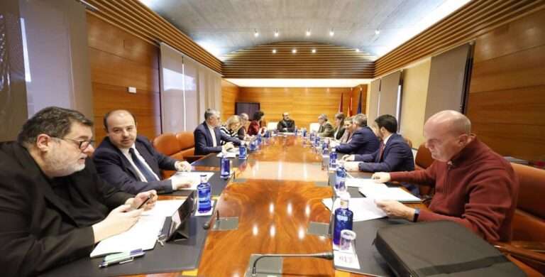 Servicios sociales y extensión de la M-111 hasta la provincia de Guadalajara, al pleno de la Cortes del próximo jueves