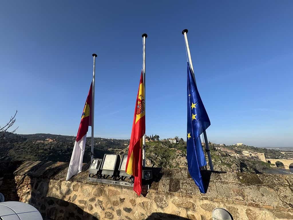 Las Cortes de C-LM sitúan sus banderas a media asta en memoria del expresidente de la Comisión Europea, Jacques Delors