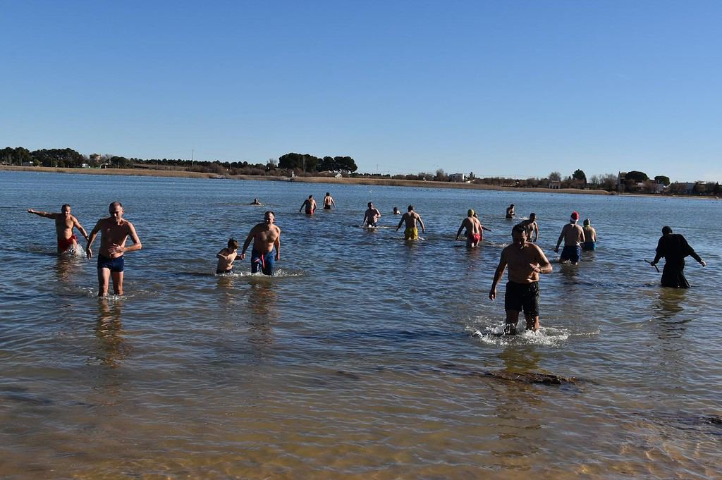 Más de una veintena de bañistas, sin miedo al frío, apuestan por mejorar las Lagunas de Villafranca y su entorno natural 1