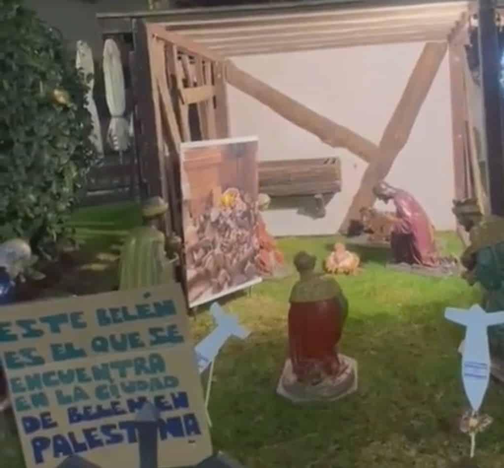 Colocan misiles y carteles contra la guerra en Palestina en el Belén de Cuenca
