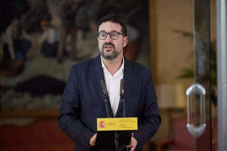 Trabajo, partidario de "seguir dando vueltas" a las autobajas hasta llegar a un mecanismo que descongestiones el sistema