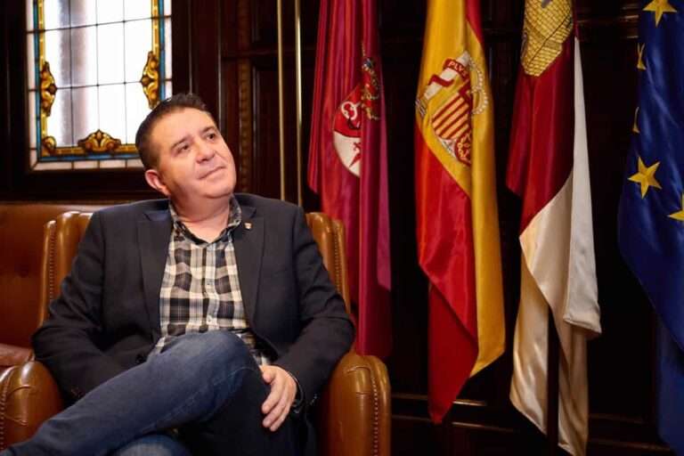 Cabañero saca pecho por el programa Dipualba Responde y su sistema de licitación: "El 80% de inversión se queda aquí"