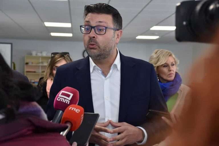 C-LM defiende que el sistema educativo tiene el "desafío" de trabajar y educar sobre el uso del teléfono móvil"