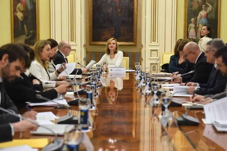 Educación destaca el "buen clima" de la reunión con las CCAA para dar una "respuesta común" a la prohibición de móviles