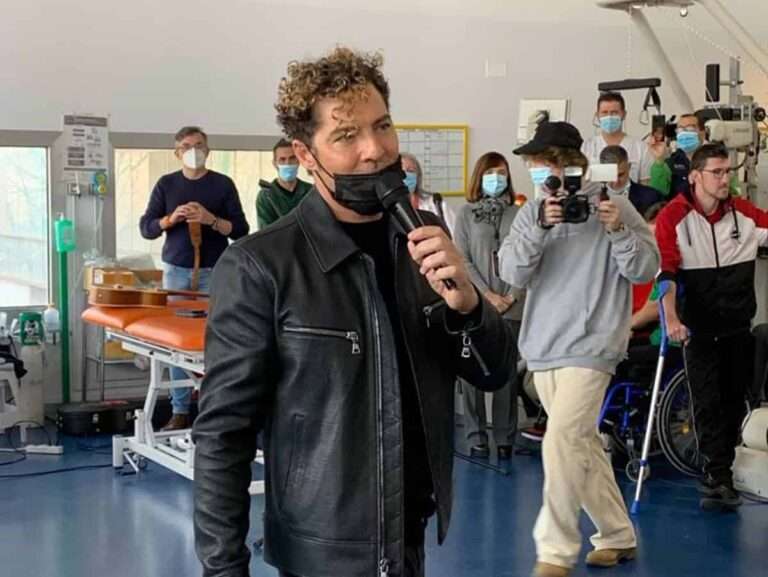 David Bisbal sorprende actuando en el Hospital de Parapléjicos de Toledo dónde estuvo ingresado su hermano